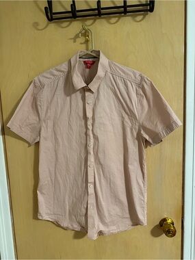 Guess Men’s Short-Sleeve Button-Up Shirt in Pale Pink